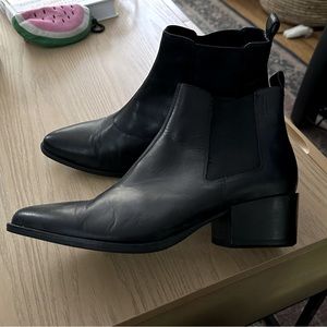 Vagabond pointed toe boots